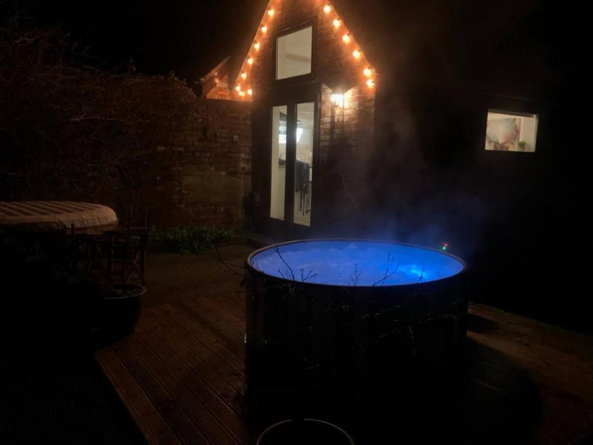 Beautiful Barn Conversion, 3 Bed, Hot Tub, Sauna, Gym, Enclosed Garden Райд Экстерьер фото